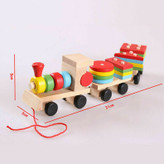 واگنهای چوبی قطار با قطعات رنگی و هندسی