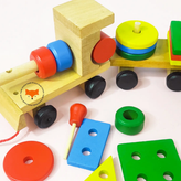 واگنهای چوبی قطار با قطعات رنگی و هندسی