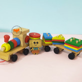 واگنهای چوبی قطار با قطعات رنگی و هندسی