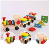 واگنهای چوبی قطار با قطعات رنگی و هندسی