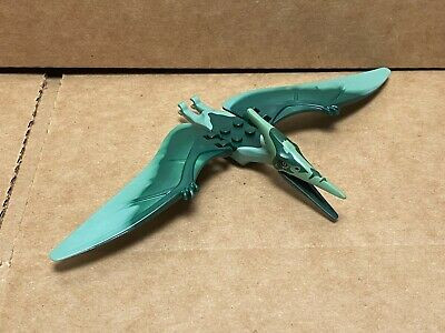 کودک در حال اتصال فیگور دایناسور به لگو کلاسیک