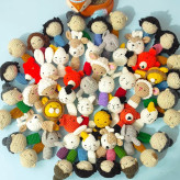 بستهبندی عروسک انگشتی بافتنی با طراحی کودکپسند و رنگهای شاد