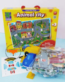 کودک در حال چیدن پازل ۵۰ تکه روی زمین