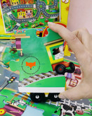 کودک در حال چیدن پازل ۵۰ تکه روی زمین