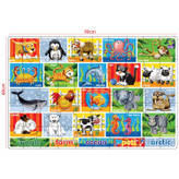 کودک در حال چیدن پازل ۵۰ تکه روی زمین