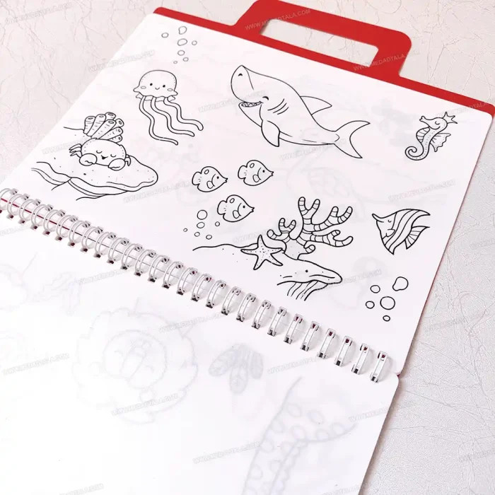 کودک در حال طراحی روی دفتر جادویی با قلم بیجوهر