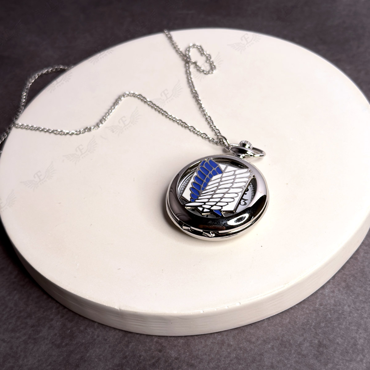 ساعت گردنبندی اتک آن تایتان با قاب نقره‌ای و صفحه کلاسیک