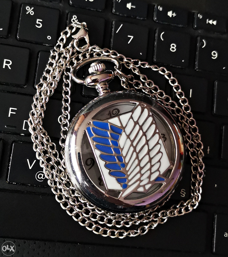 ساعت گردنبندی اتک آن تایتان با قاب نقره‌ای و صفحه کلاسیک