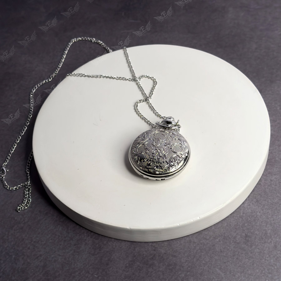 ساعت گردنبندی اتک آن تایتان با قاب نقره‌ای و صفحه کلاسیک