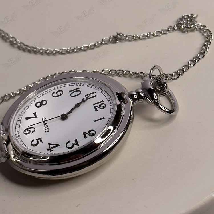 ساعت گردنبندی اتک آن تایتان با قاب نقرهای و صفحه کلاسیک