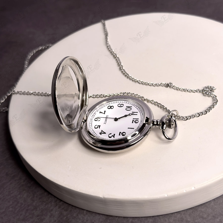 ساعت گردنبندی اتک آن تایتان با قاب نقره‌ای و صفحه کلاسیک