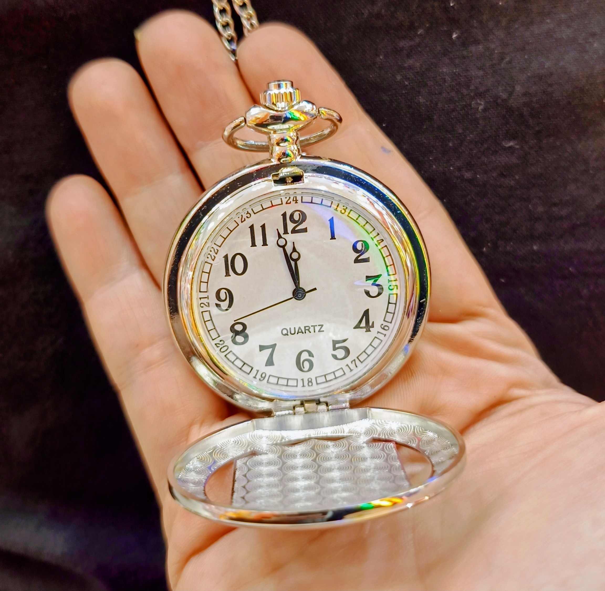 ساعت گردنبندی اتک آن تایتان با قاب نقره‌ای و صفحه کلاسیک