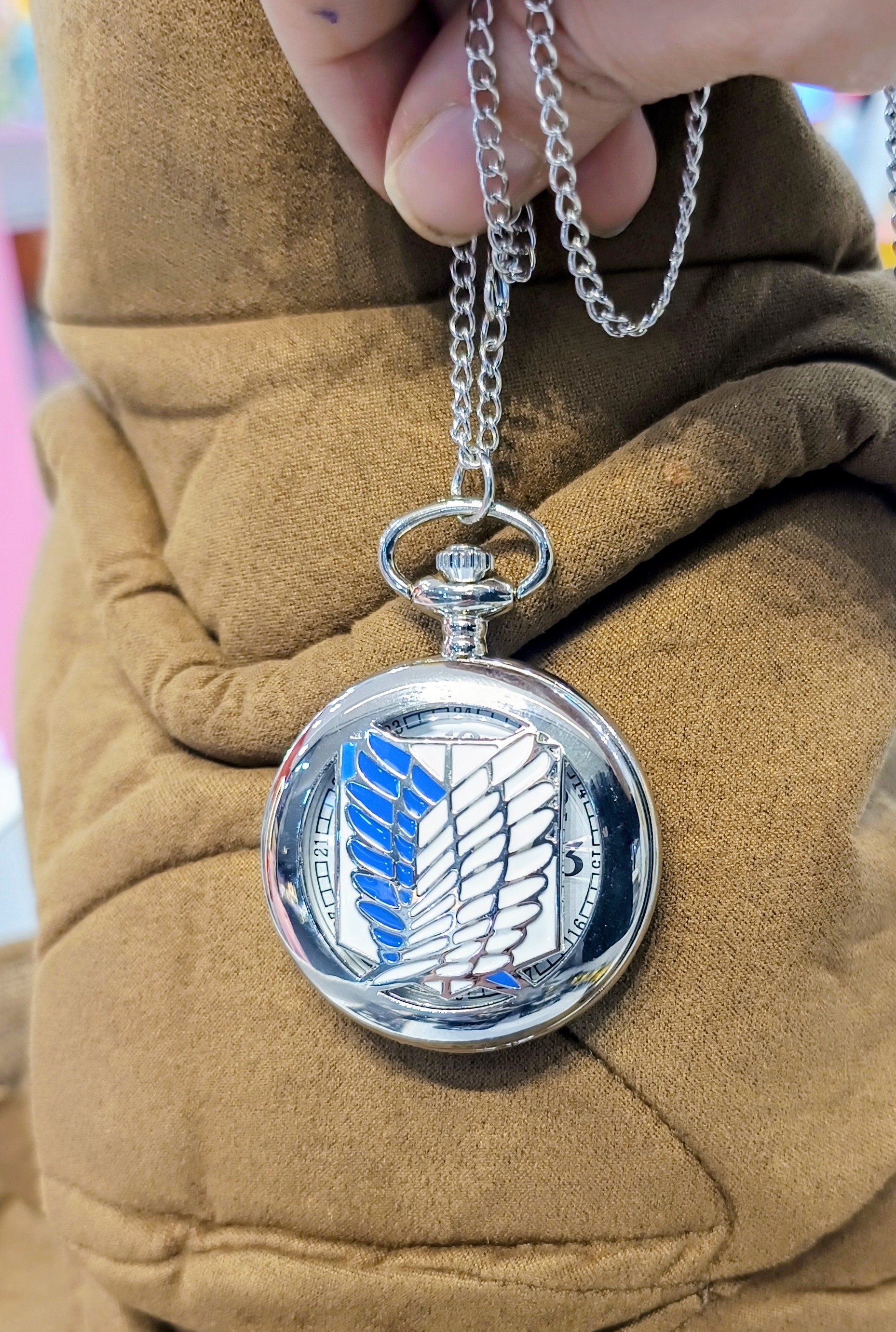 ساعت گردنبندی اتک آن تایتان با قاب نقره‌ای و صفحه کلاسیک