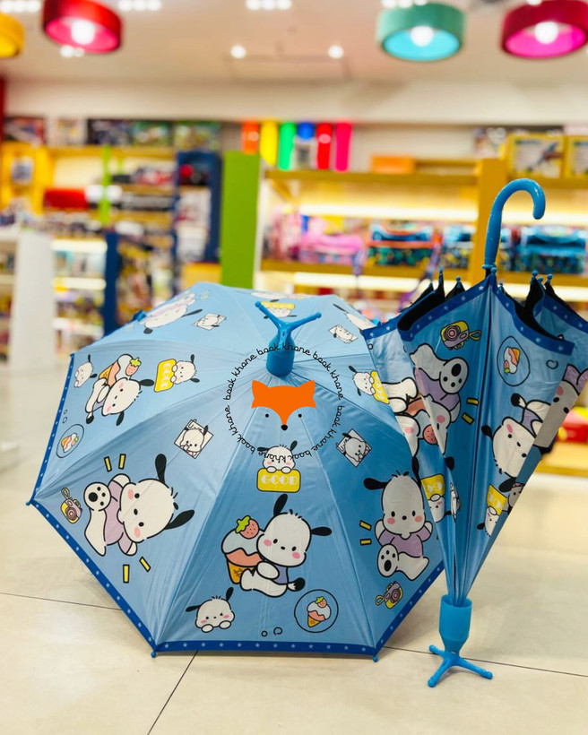 کودک در حال استفاده از چتر پوکاچو در روز بارانی