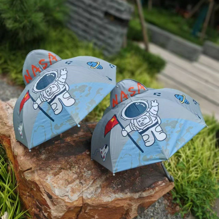 چتر کودکانه ضدآب با فرم سهبعدی و دسته خمیده