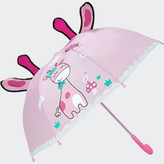 کودک در حال استفاده از چتر زرافهای با رنگ زرد شاد