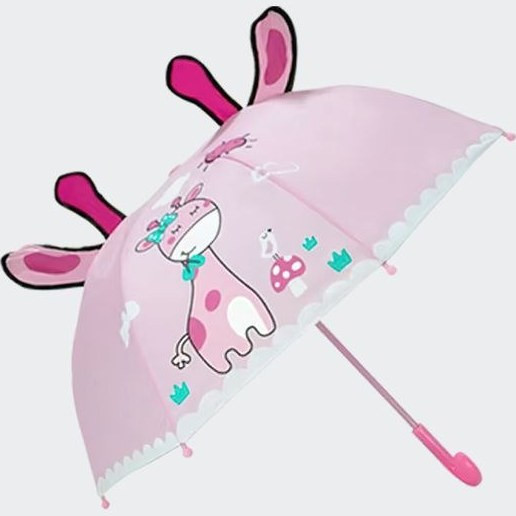 کودک در حال استفاده از چتر زرافهای با رنگ زرد شاد