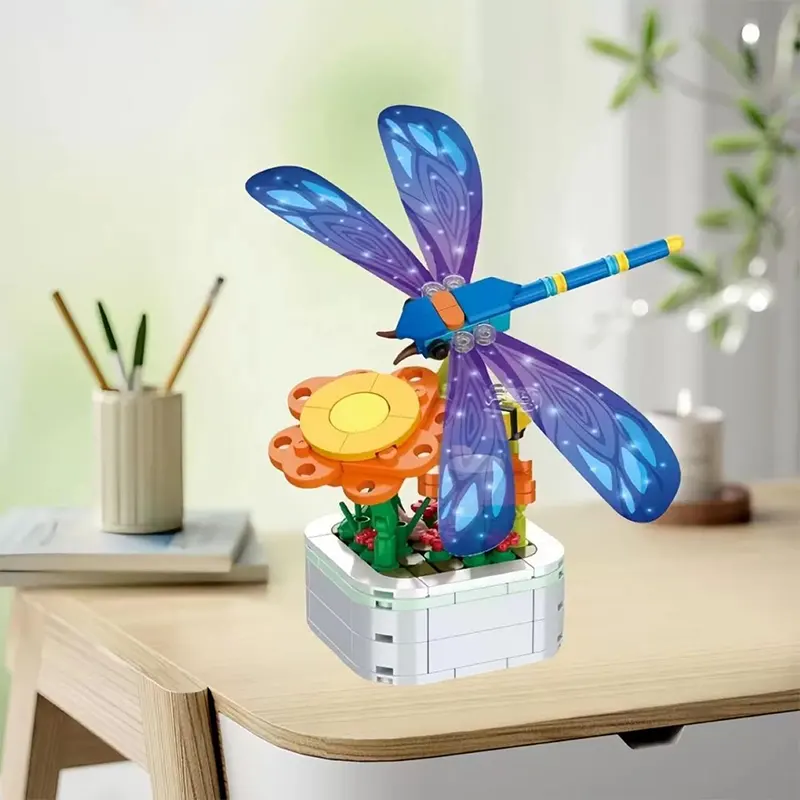 لگو سنجاقک و گل با طراحی واقع‌گرایانه و پایه تزئینی
