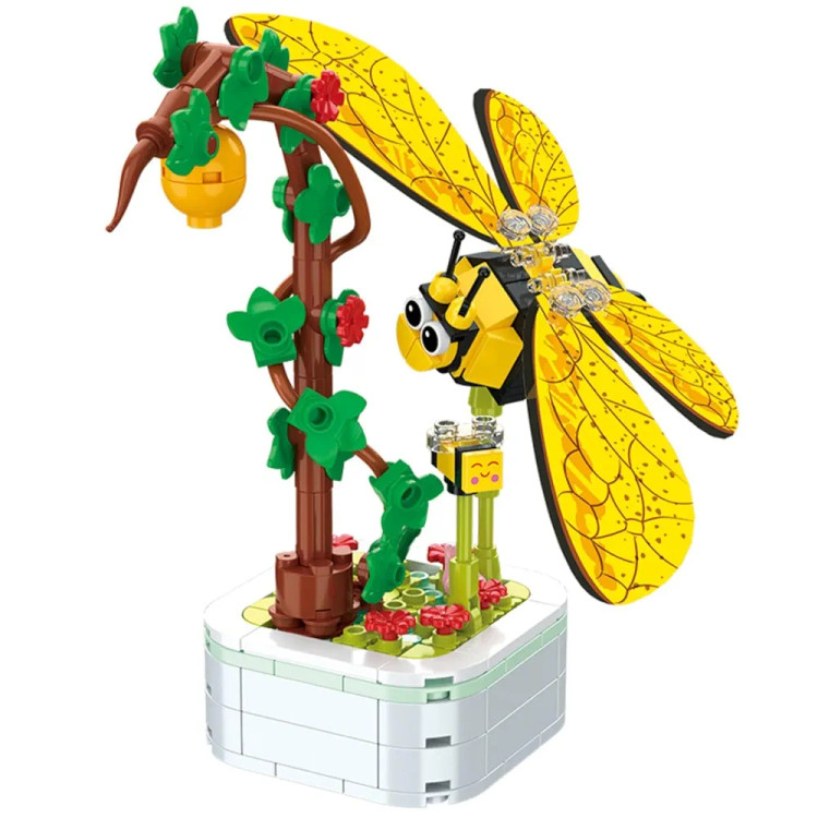 ساختنی طبیعتمحور با قطعات برگ و گل و حشره