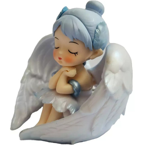 فیگور فرشته با حالت چهره آرام و دست زیر چانه
