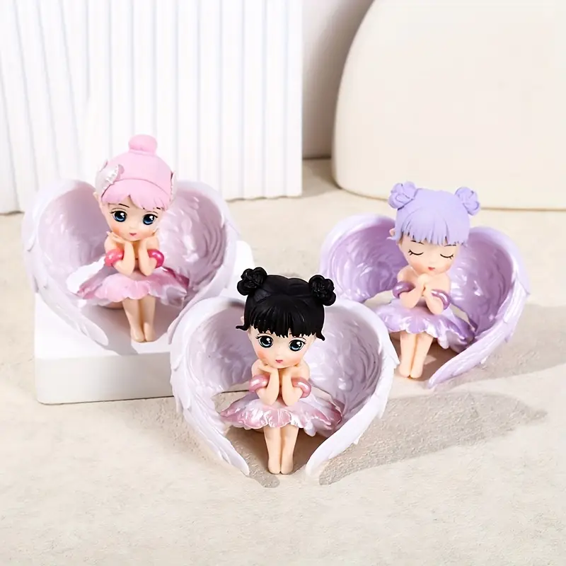 فیگور فرشته با حالت چهره آرام و دست زیر چانه