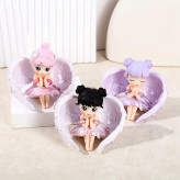 فیگور فرشته با حالت چهره آرام و دست زیر چانه