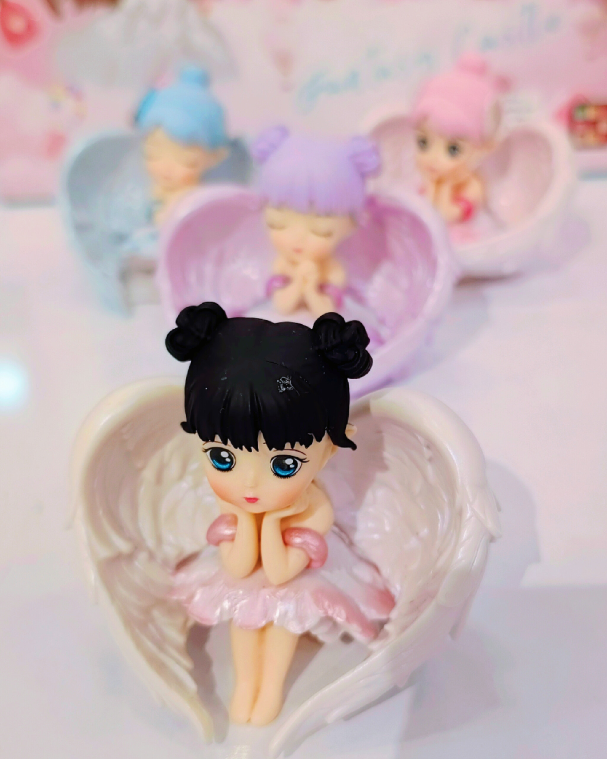 فیگور فرشته با حالت چهره آرام و دست زیر چانه