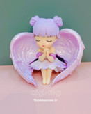 فیگور فرشته با حالت چهره آرام و دست زیر چانه