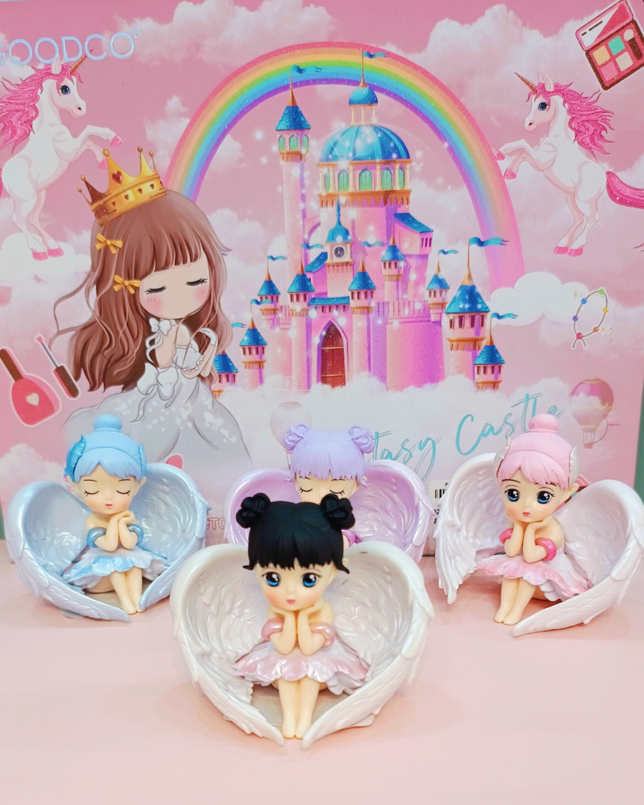 فیگور فرشته با حالت چهره آرام و دست زیر چانه