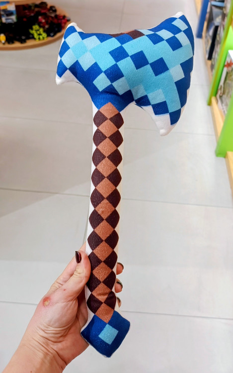 عروسک پولیشی تبر ماینکرافت با طراحی پیکسلی آبی و سفید