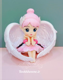 فیگور فرشته با حالت چهره آرام و دست زیر چانه