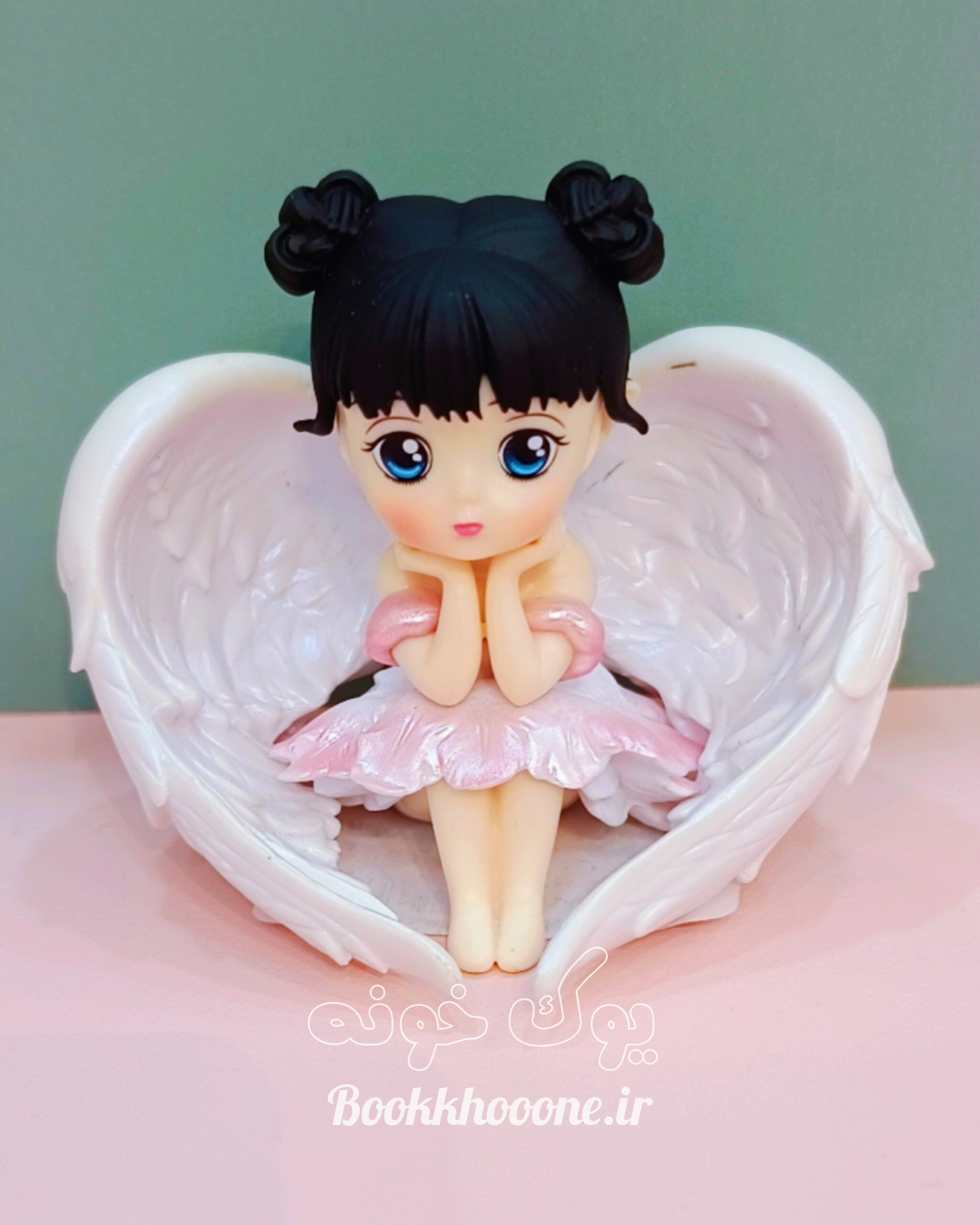 فیگور فرشته با حالت چهره آرام و دست زیر چانه