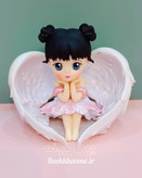 فیگور فرشته با حالت چهره آرام و دست زیر چانه