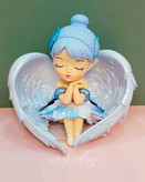 فیگور فرشته با حالت چهره آرام و دست زیر چانه