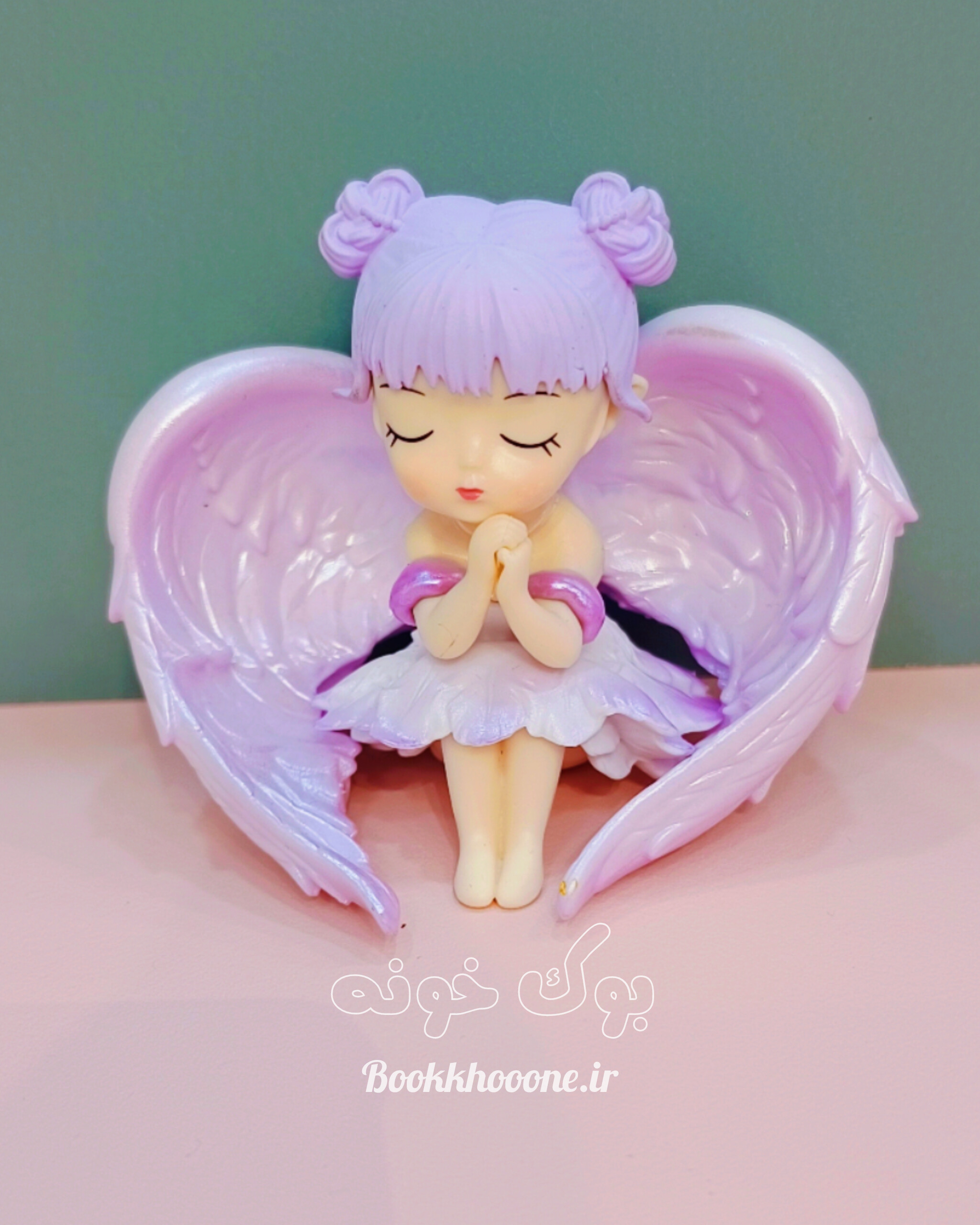 فیگور فرشته با حالت چهره آرام و دست زیر چانه