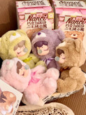 مجموعه عروسکهای نانسی در رنگهای پاستلی صورتی، آبی، زرد، سبز و بنفش
