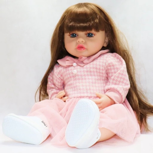 عروسک سیلیکونی با چهرهٔ واقعگرایانه و چشمان باز برای بازی کودکان