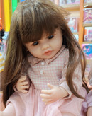 عروسک هوشمند با لباس صورتی با طرح قلبهای صورتی