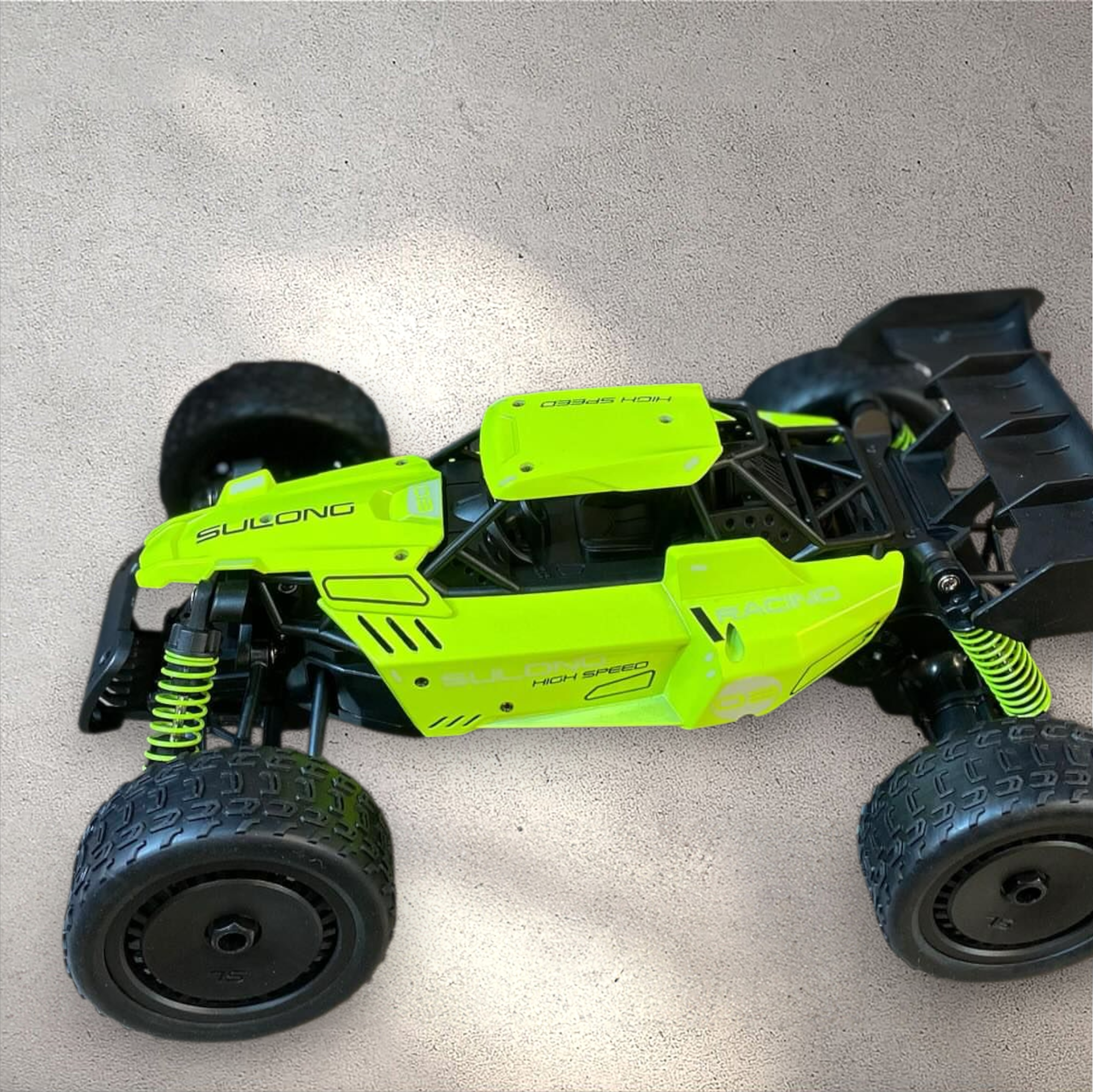 طراحی اسپرت با اسپویلر عقب و فنربندی قرمز