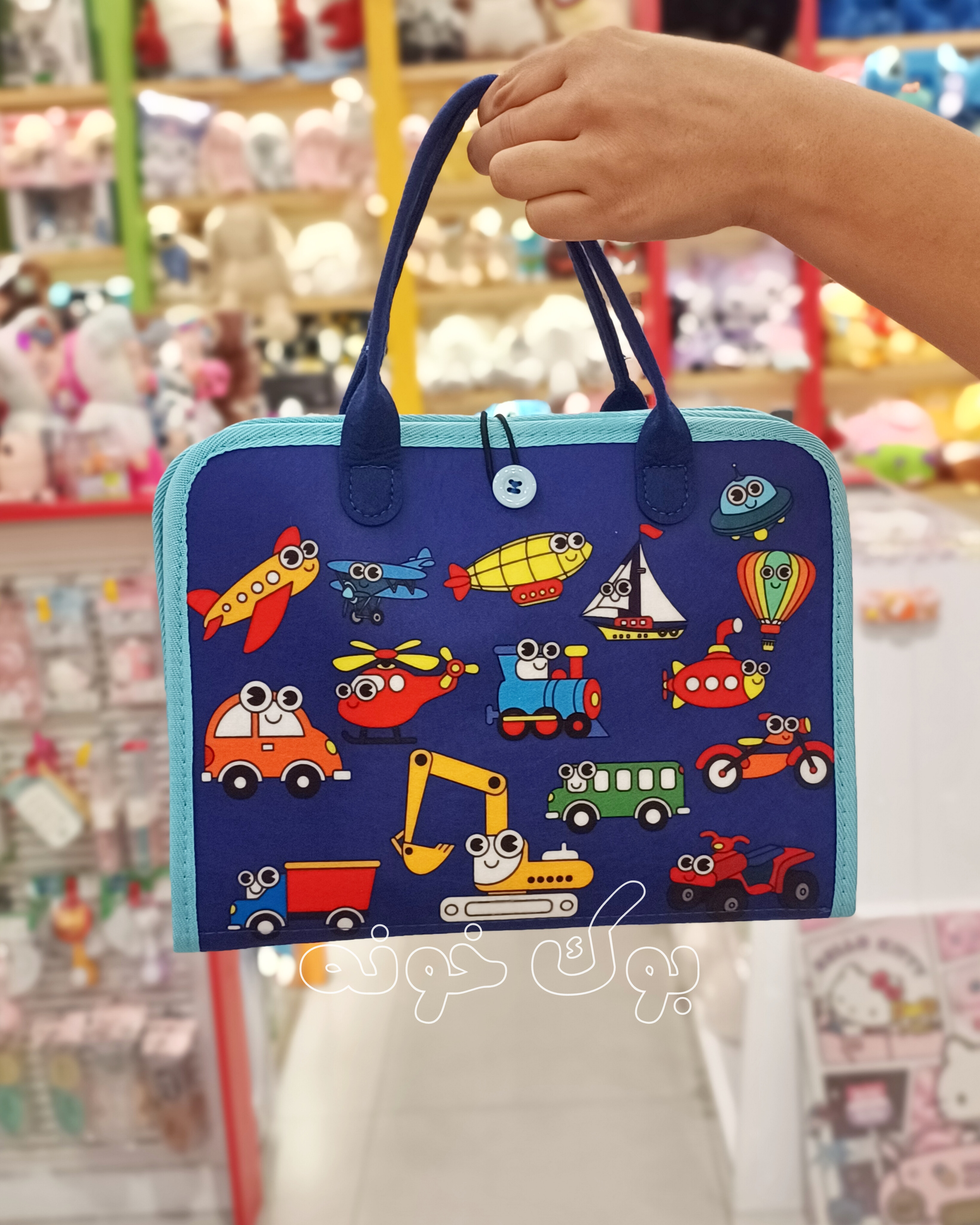 دارای زیپ، بند کفش، دکمه، سگک و چسب برای تمرین خودیاری