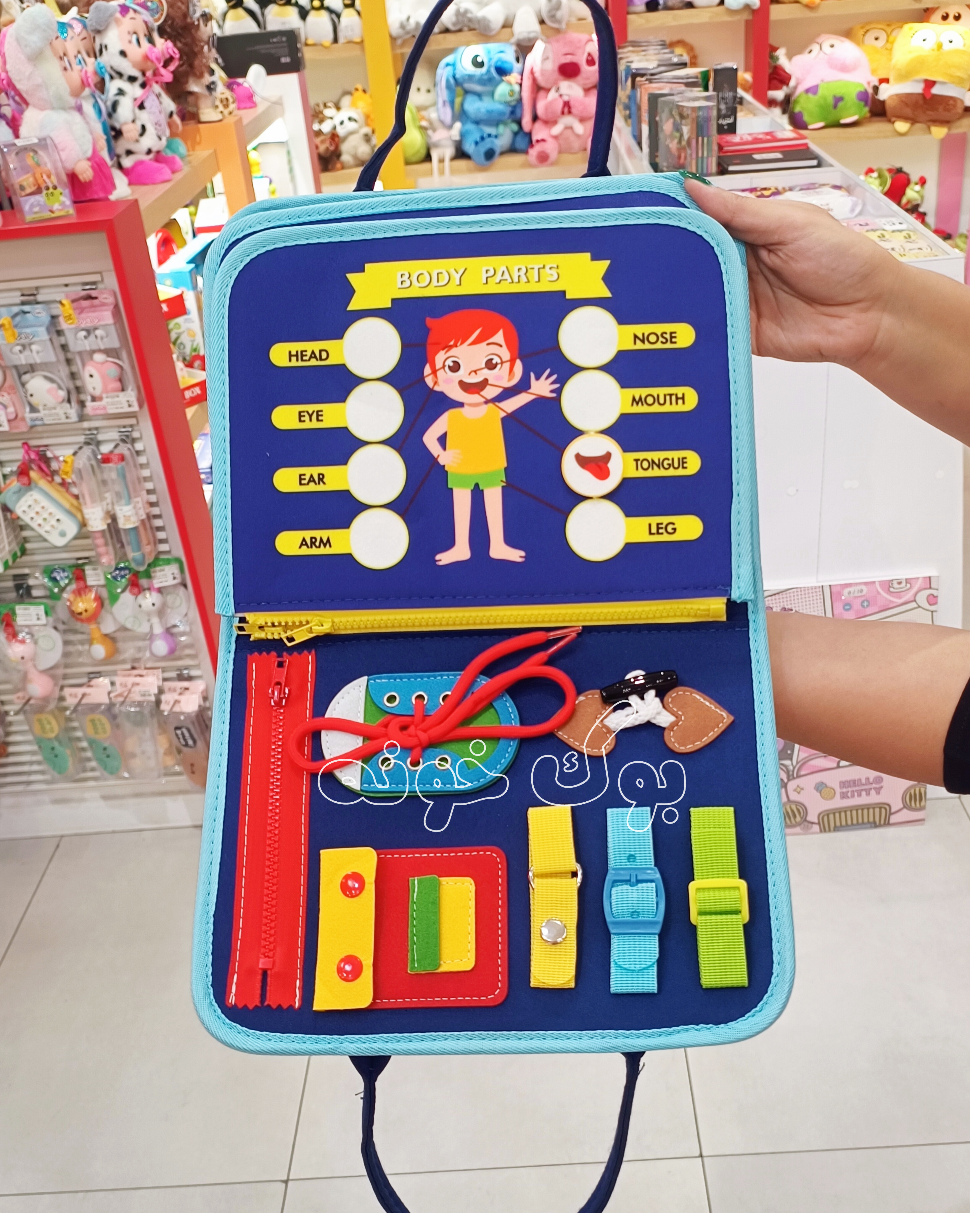 دارای زیپ، بند کفش، دکمه، سگک و چسب برای تمرین خودیاری