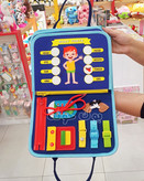 دارای زیپ، بند کفش، دکمه، سگک و چسب برای تمرین خودیاری