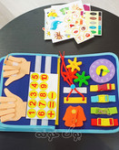 دارای زیپ، بند کفش، دکمه، سگک و چسب برای تمرین خودیاری