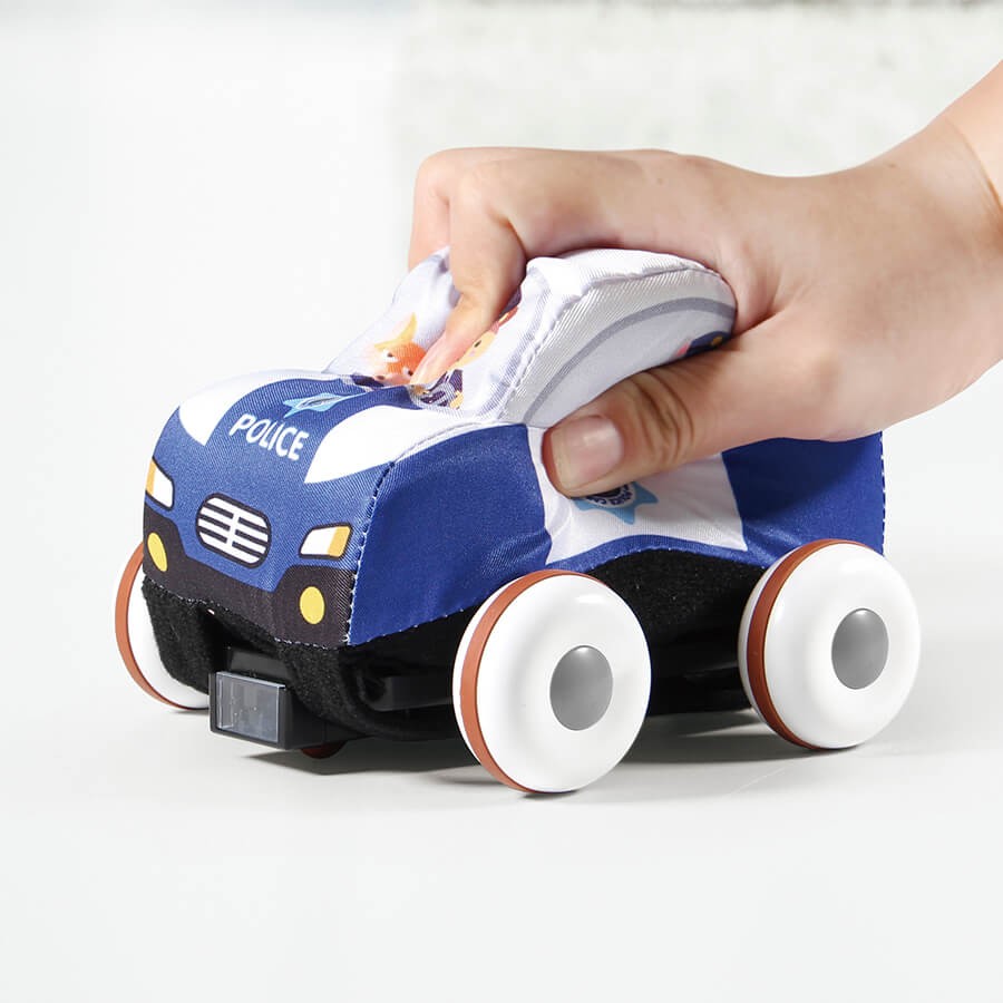 ماشین کنترلی پارچه‌ای نرم با کنترل کودکانه و زیرانداز شهری رنگی