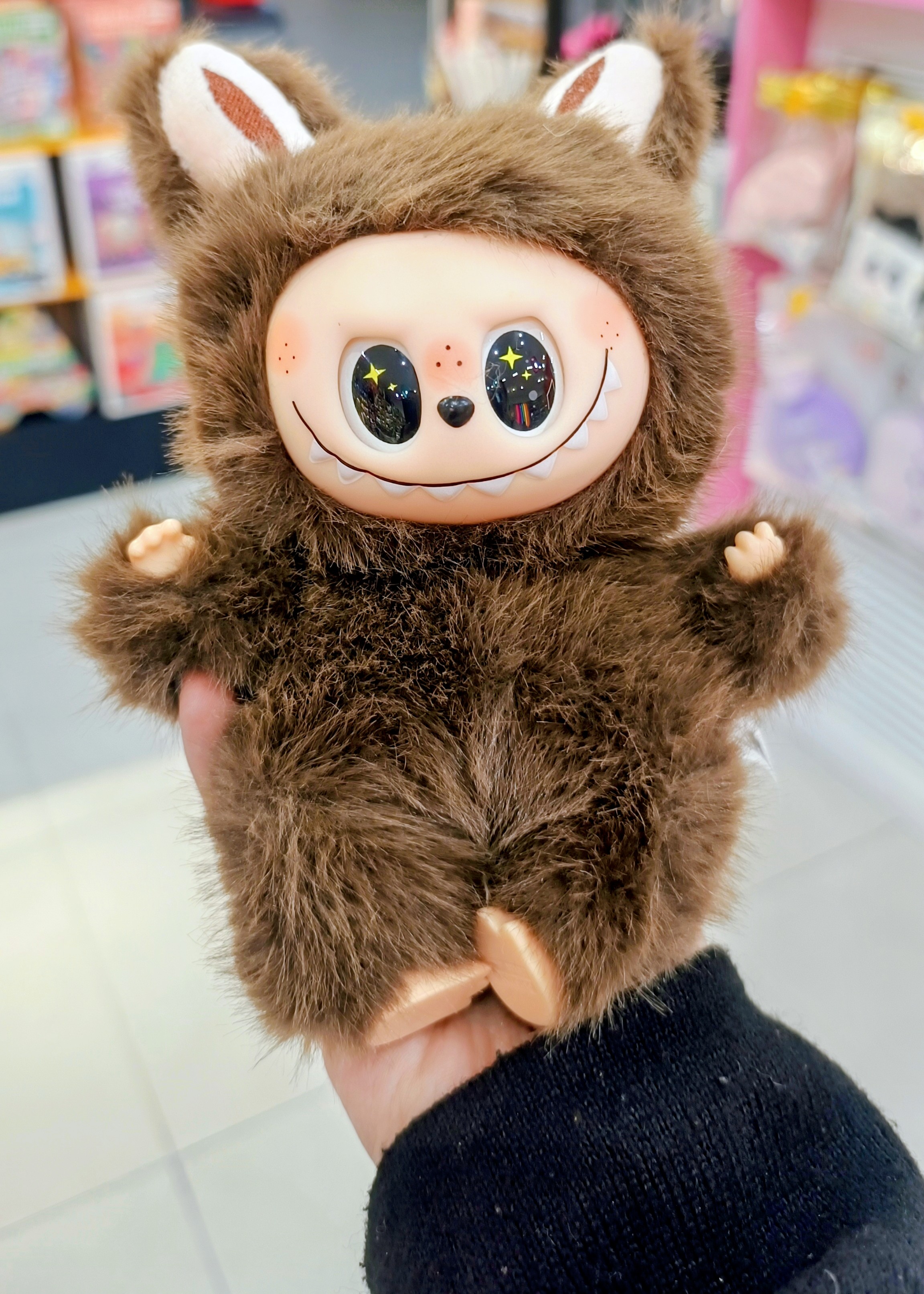 عروسک لبوبو آنجل با لباس خرگوشی قهوه ای و چهره لبخنددار