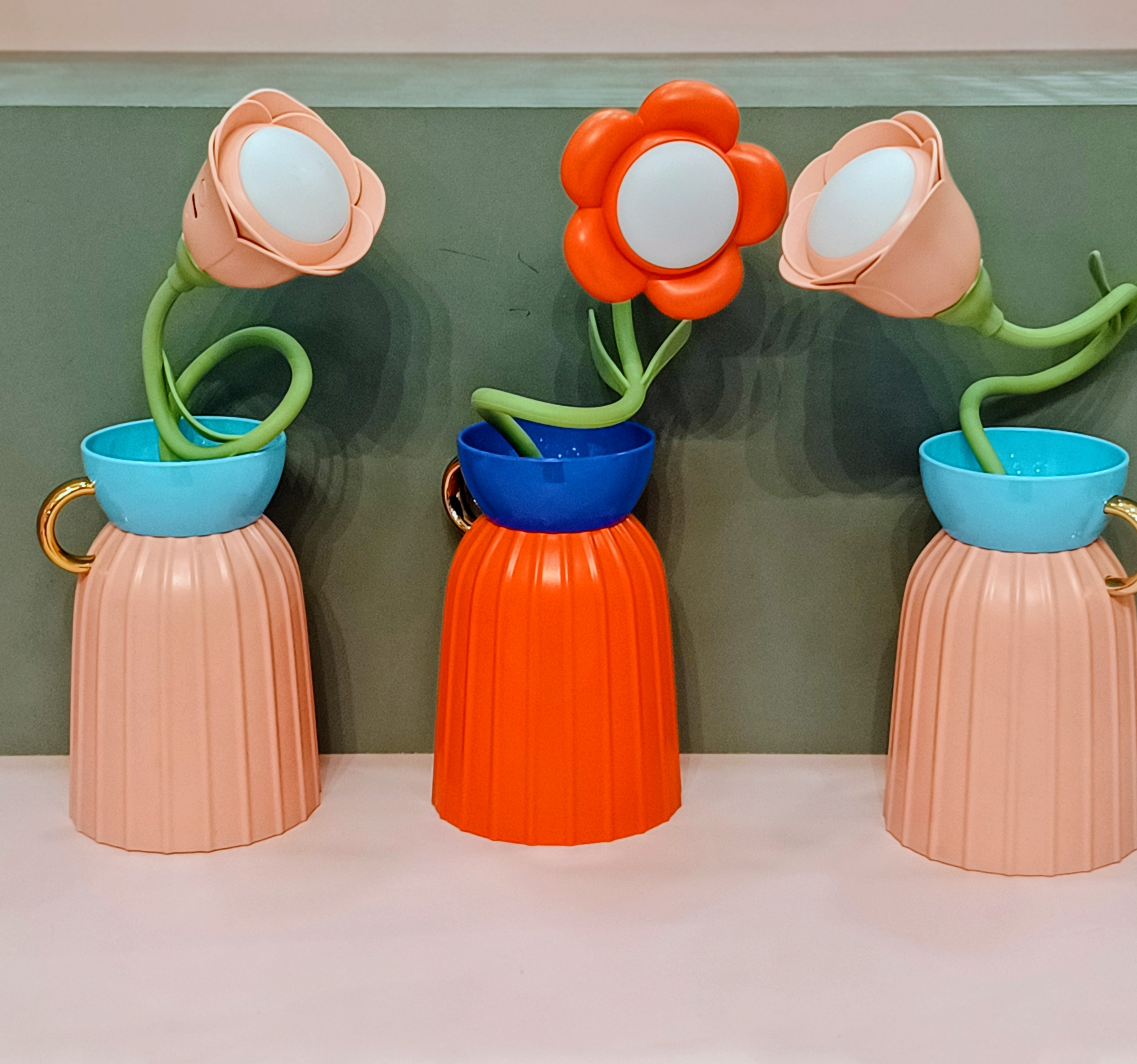 چراغ خواب شارژی طرح گل با گلدان‌های رنگی و گل‌های فانتزی