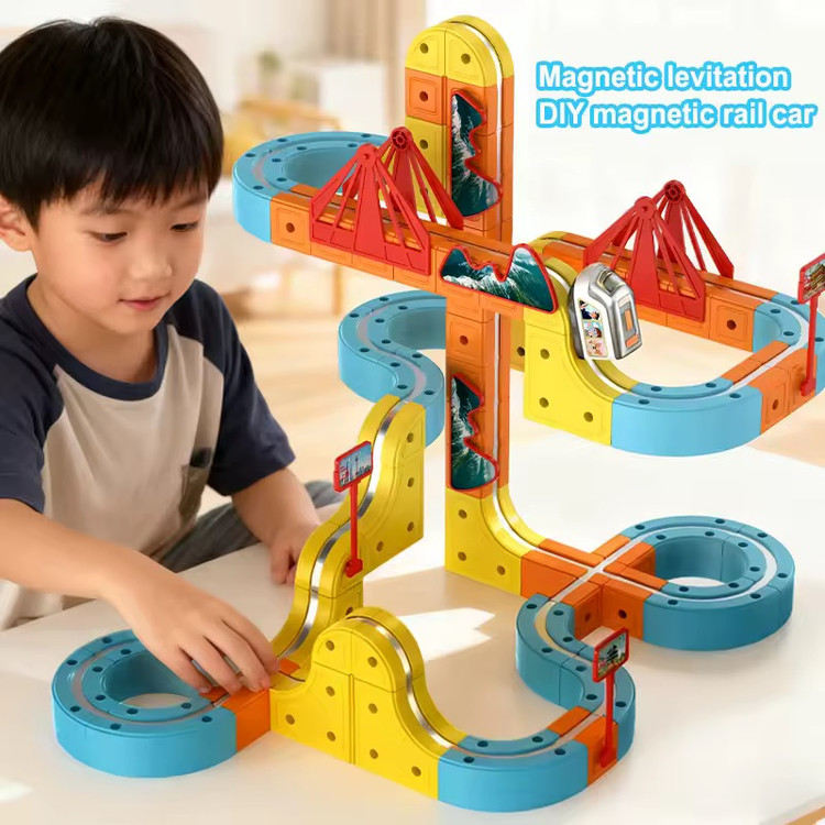 ست قطار ریلی مگنتی با مسیرهای آهنربایی و قطعات رنگی؛ مناسب ساختوساز و بازی خلاقانه کودکان.
